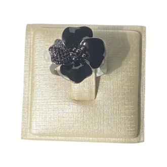 Detalhes do produto Anel Flor Negra com uma pétala de cravejamento