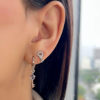 Detalhes do produto Brinco Argola Articulada com chave cravejada em Rodio