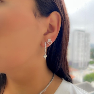 Detalhes do produto Brinco fio de cristais com um coração, em rodio branco