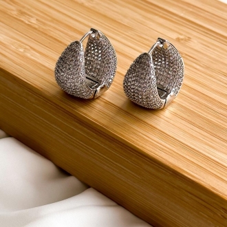 Detalhes do produto Argola Triângular Cravejada Frente e Verso, em Ródio Branco
