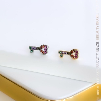 Detalhes do produto Brinco chave de coração cravejado zirconias coloridas, em ouro