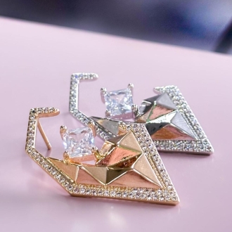 Detalhes do produto Brinco triangulo base cravejada com cristal em ouro