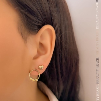 Detalhes do produto Brinco Círculo com Três Estrelas lisas, em ouro.