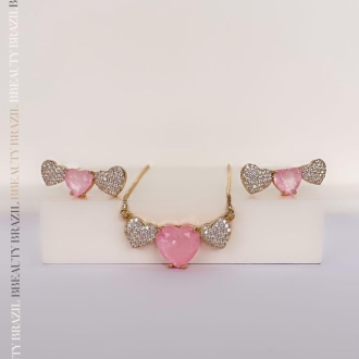 Detalhes do produto Brinco Ear Cuff Coração color centralizado e dois corações cravejados, em ouro.