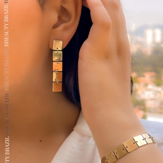 Detalhes do produto Brinco alongado chapinhas Quadradas e lisas, em ouro.