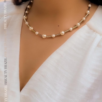 Detalhes do produto Choker rígida com tubinhos lisos e pérolas, em ouro.