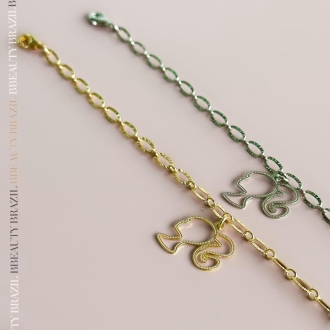 Detalhes do produto Pulseira pingente Barbie vazado e elos riscados, em ouro.
