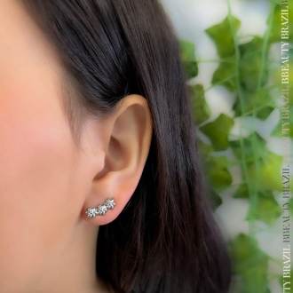 Detalhes do produto Brinco Ear Cuff Três flores lisas, em ródio.