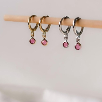 Detalhes do produto Brinco argolinha com uma zircônia Rosa, em ródio.