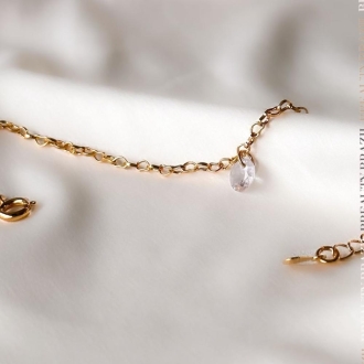 Detalhes do produto Tornozeleira com Elos de Coraçãozinhos com Um Cristal, em Ouro