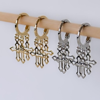 Detalhes do produto Brinco argolinha com Três Crucifixos vazados, em ouro.