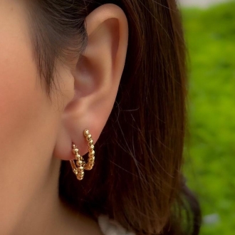 Detalhes do produto Brinco Argolinha oval com seis bolinhas lisas, em ouro.