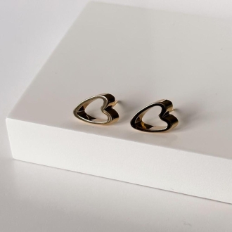 Detalhes do produto Brinco Coração estilizado, liso e vazado, em ouro.