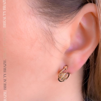 Detalhes do produto Brinco flecha e folha cravejada zirconias colors, em ouro