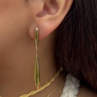 Detalhes do produto Brinco pêndulo longo, gota lisa e fina, em ouro.