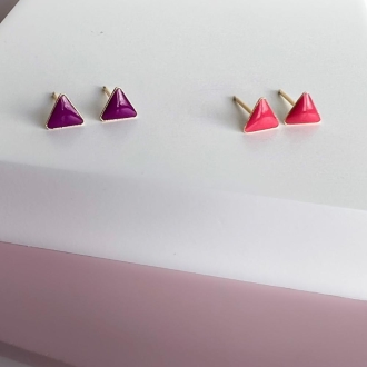 Detalhes do produto Brinco Triângulo Colorido, de Resina Roxa em Ouro