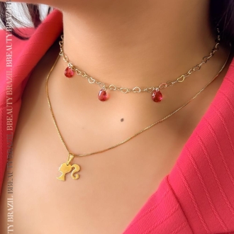 Detalhes do produto Choker Elo Corações e três Cristais Gota Pink, em ouro.