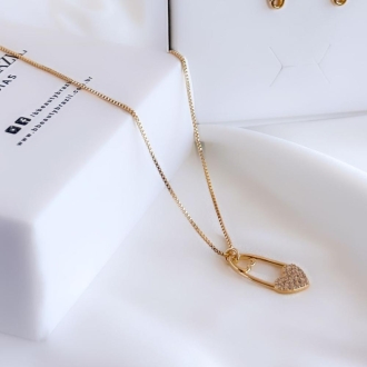 Detalhes do produto Colar alfinete de coração com zirconias cristal, em ouro