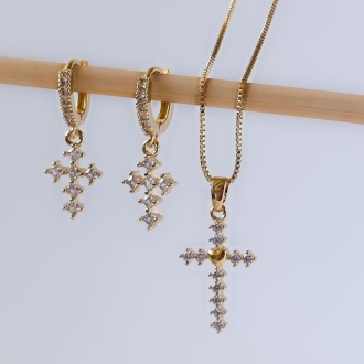 Detalhes do produto Colar Cruz com pontos de luz e coração liso, em ouro.