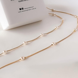 Detalhes do produto Colar longo, elos groumet com pérolas espaçadas, em ouro.