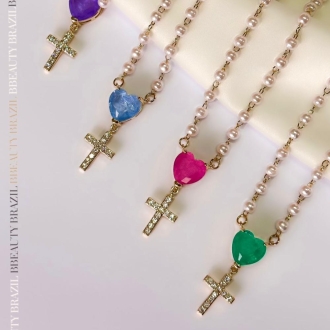 Detalhes do produto Colar mini Pérolas com coração color e cruz cravejada, em ouro.
