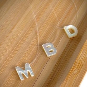 Detalhes do produto Colar Silicone Letra em Madre Perola Fecho Prata