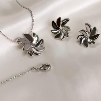 Detalhes do produto Brinco Flor lisa com uma zircônia cristal, em ródio.
