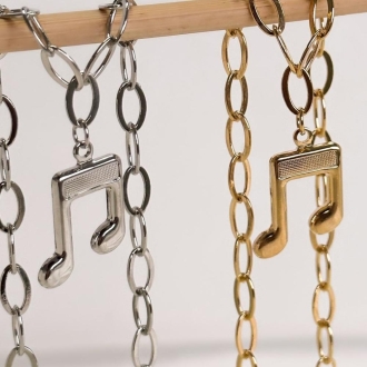 Detalhes do produto Pulseira elos ovais com pingente de Nota Musical, em ródio.