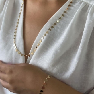 Detalhes do produto Colar Longo com chapinhas triangulares e lisas, em ouro.