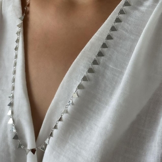 Detalhes do produto Colar Longo com chapinhas triangulares e lisas, em ródio.