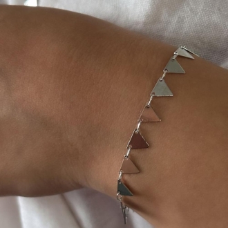 Detalhes do produto Pulseira com chapinhas triangulares e lisas, em ródio.