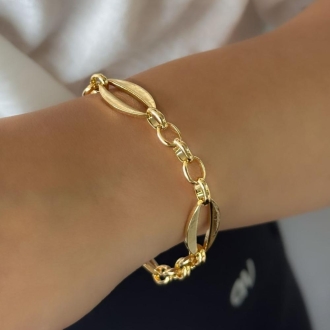 Detalhes do produto Pulseira mix de elos portugueses e ovais com recortes, em ouro.