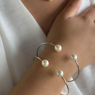 Detalhes do produto Bracelete liso com duas pérolas nas pontas, em ródio.