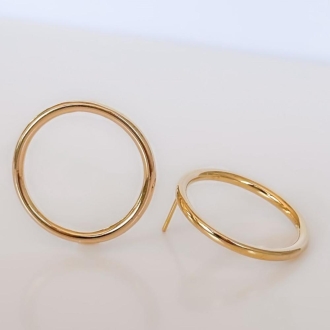 Detalhes do produto Brinco Círculo vazado e liso, em ouro.