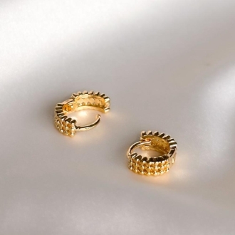 Detalhes do produto Brinco mini argolinha Click toda Pontilhada, em ouro.
