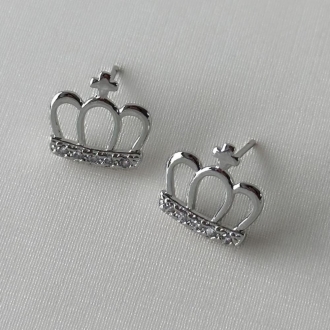 Detalhes do produto Brinco Coroa vazada com zircônias cristais, em ródio.