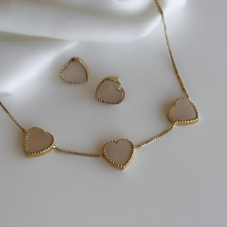 Detalhes do produto Colar Três Corações Madre em caixa de ouro