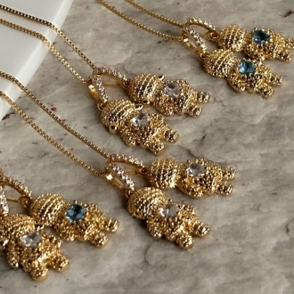 Detalhes do produto Colar Uma menina em canetagem com coração de cristal em ouro