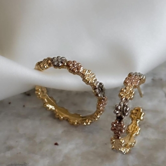 Detalhes do produto Brinco Argola Flores em Três Banhos em ouro