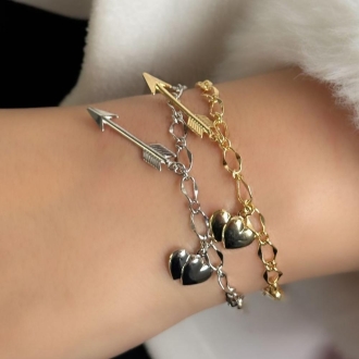 Detalhes do produto Pulseira elos ovais com Flecha e Dois Corações lisos, em ouro.