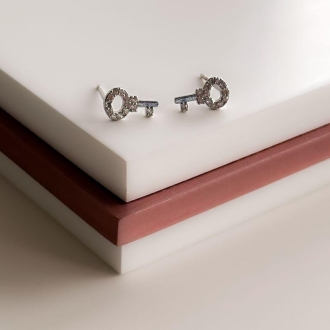 Detalhes do produto Brinco Chave Cravejada em Rodio