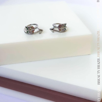 Detalhes do produto Brinco flecha e folha cravejada zirconias colors, em ródio