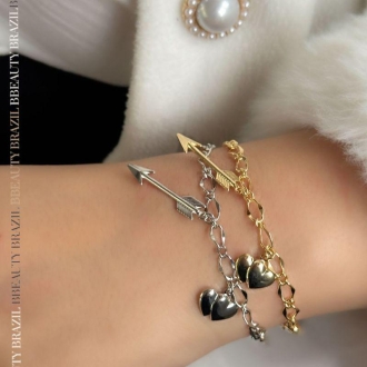 Detalhes do produto Pulseira elos ovais com Flecha e Dois Corações lisos, em ouro.