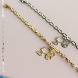 Detalhes do produto Pulseira pingente Barbie vazado e elos riscados, em ródio.