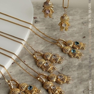 Detalhes do produto Colar Uma menina em canetagem com coração de cristal em ouro